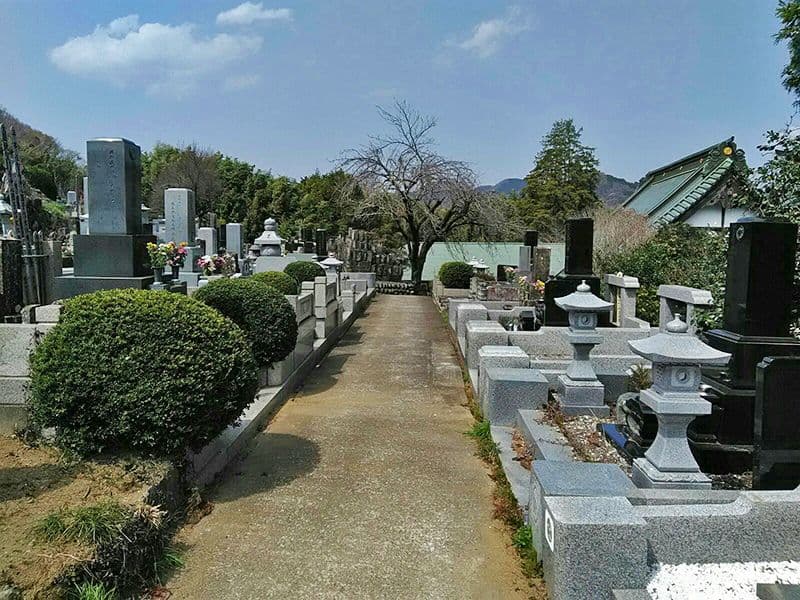 見晴らし墓苑 （勝楽寺墓苑）　舗装された参道