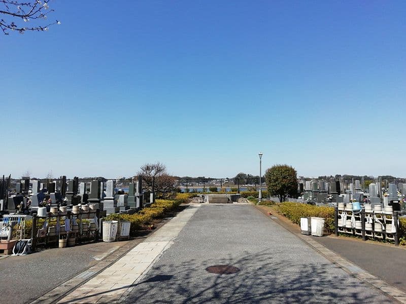 柏湖南聖地公苑　平坦な参道