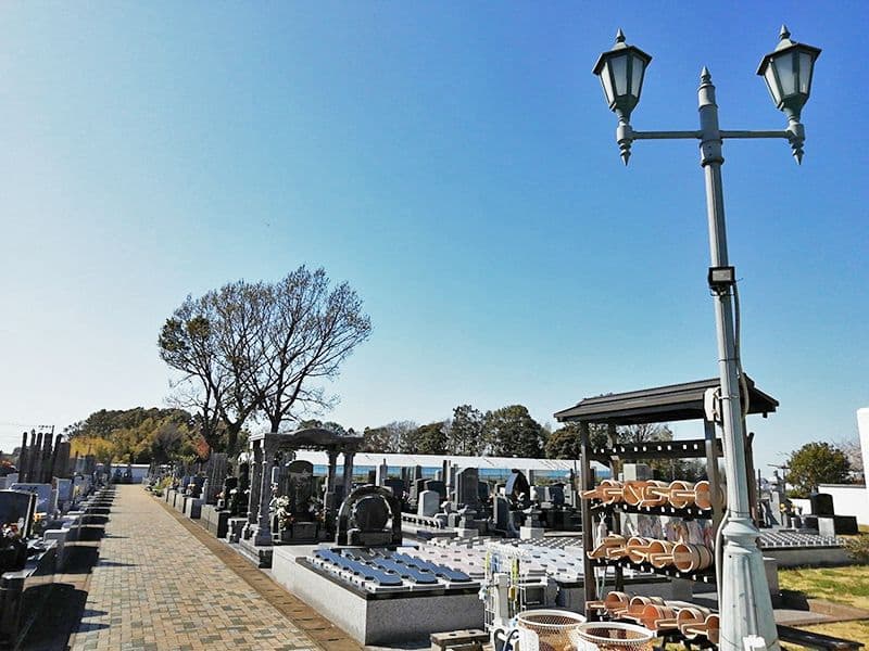 柏湖南聖地公苑　日の当たる苑内