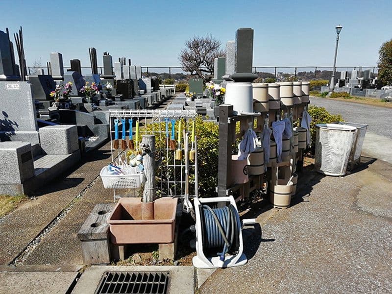 柏湖南聖地公苑　水汲み場と参拝道具
