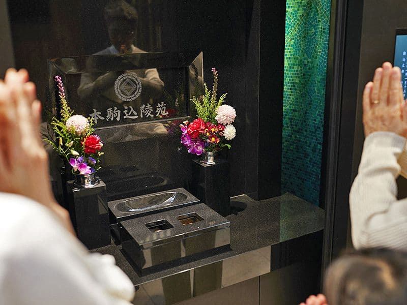 供花は生花、お焼香は香り豊かな高級抹香をご用意