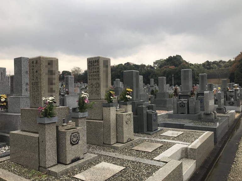 大阪狭山市営 西山霊園　花が供えられた墓石