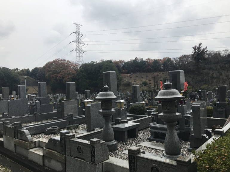 大阪狭山市営 西山霊園　思い思いのデザインで墓石を建立