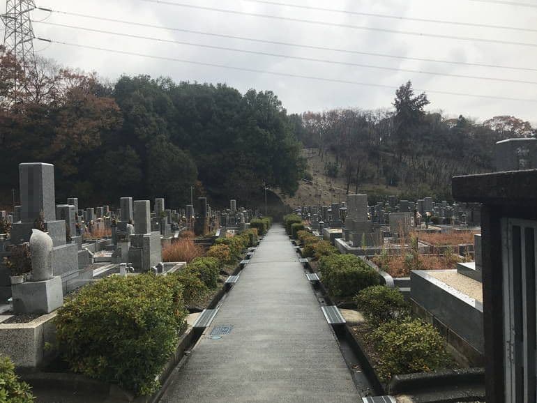 大阪狭山市営 西山霊園　平坦な参道