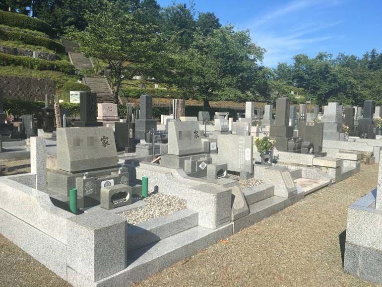 小田原市営 久野霊園　ゆとりのある参道