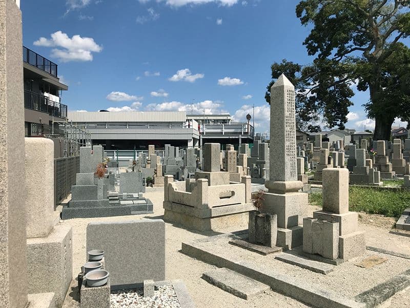 岡上の町墓地
