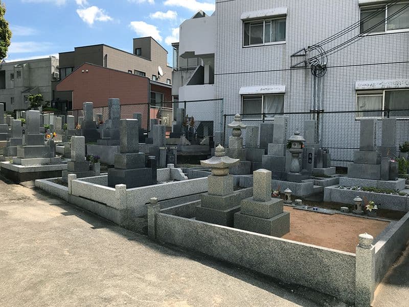 岡上の町墓地