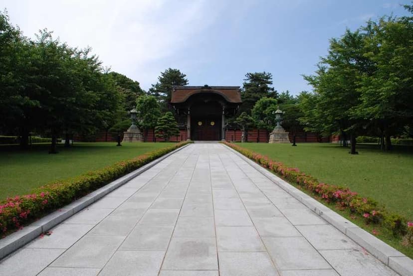 大本山 總持寺（総持寺）　手入れの行き届いた木々や芝生