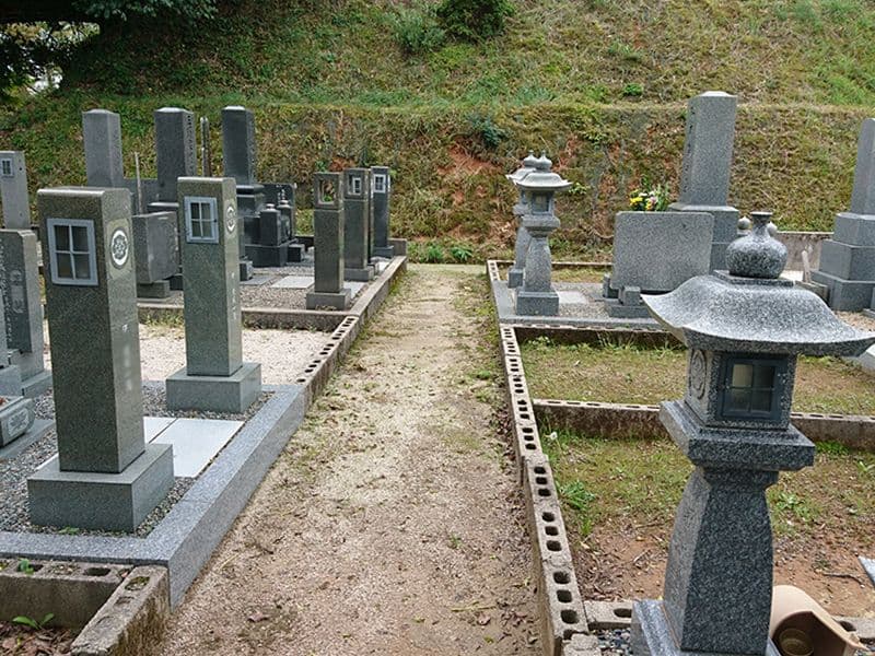 新奥ノ谷墓地