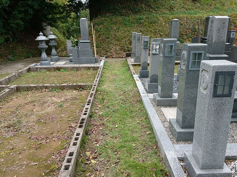 新奥ノ谷墓地