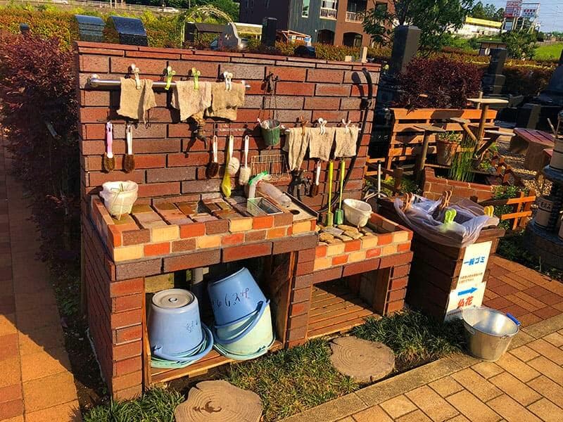 横浜みどりの森のひしゃくやバケツが置いてある備品スペース