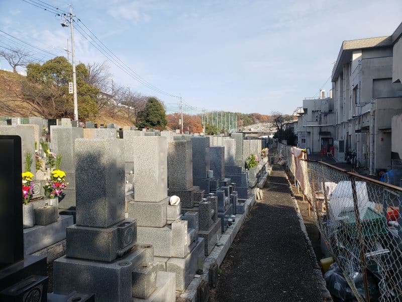 八事林泉寺墓地