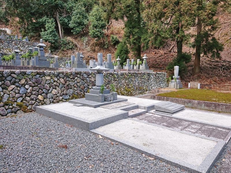 衣笠常修寺墓所