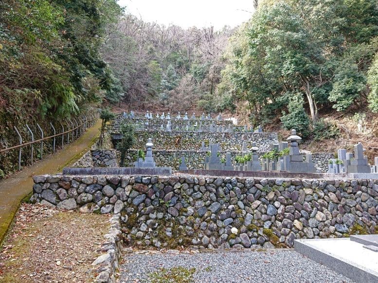 衣笠常修寺墓所