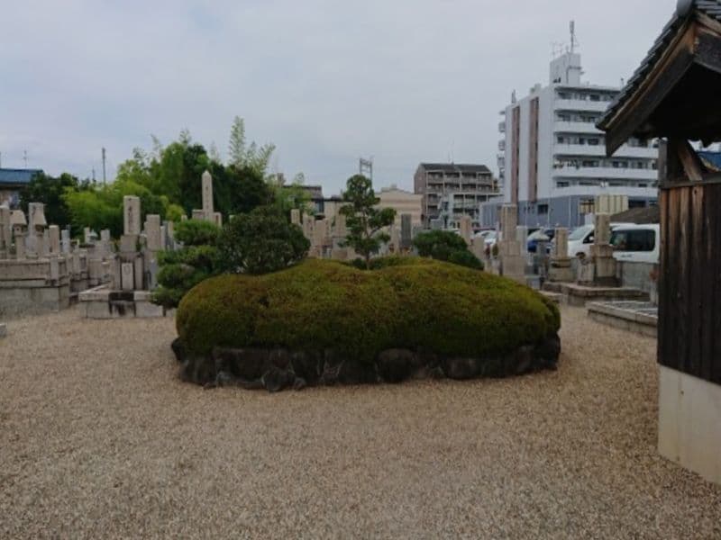 五位堂共同墓地