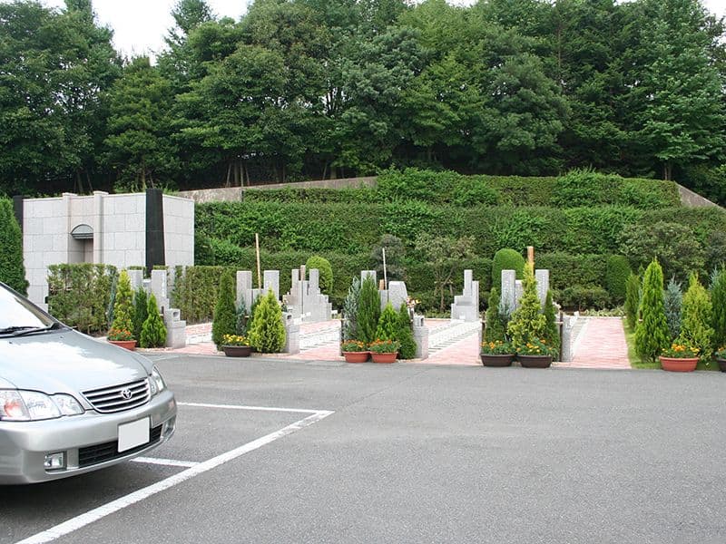 駐車場からバリアフリーの園内に直結