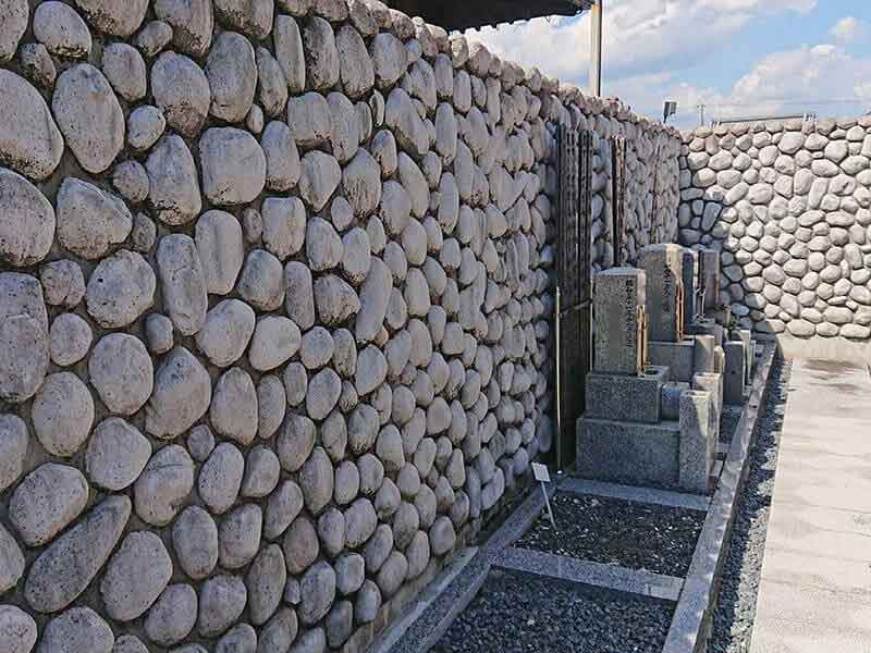 専徳寺の空き区画と石の壁