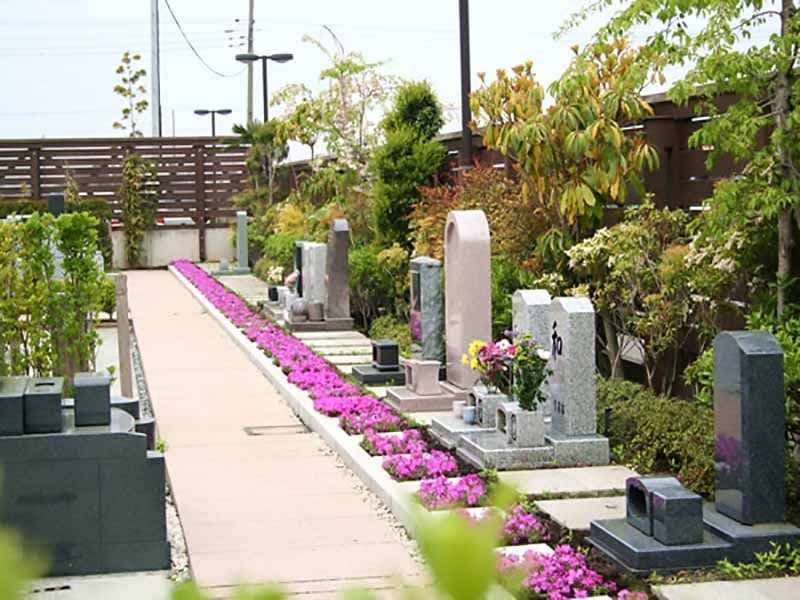 鴻巣霊園　墓石の前に配置された花