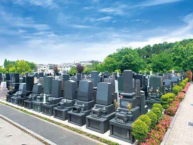 花木の彩 新埼玉霊園　緑に囲まれた霊園風景