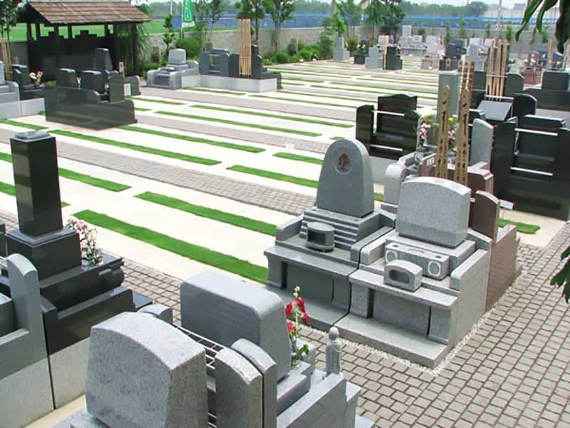 久喜聖地公苑　和式洋式の墓石が並ぶ墓域
