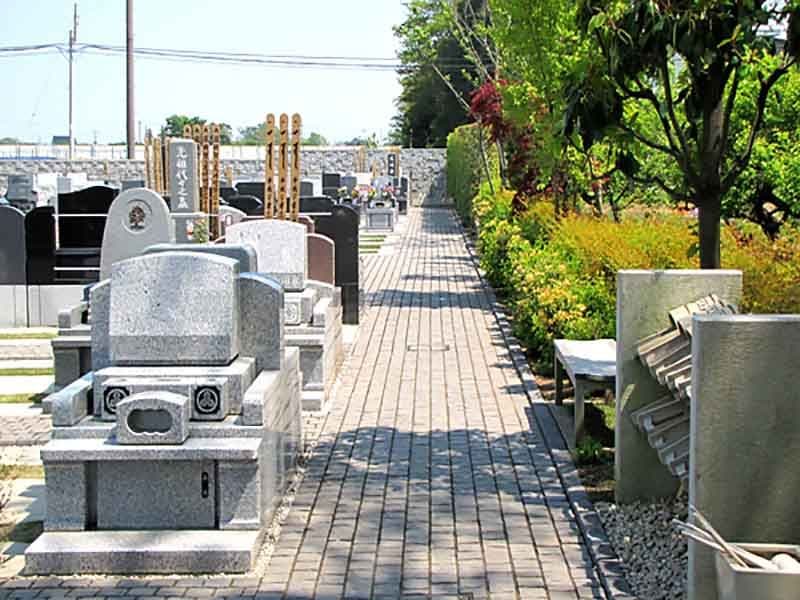 久喜聖地公苑　休憩ベンチや水汲み場も完備