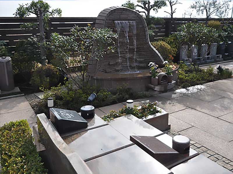 鴻巣霊園　水の音を聞きながら参拝可能