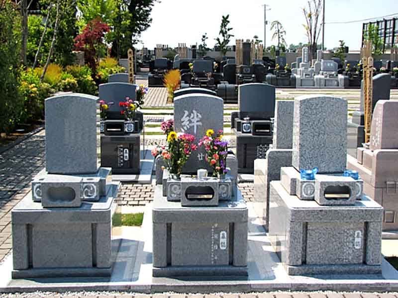久喜聖地公苑　絆と刻まれた暮石