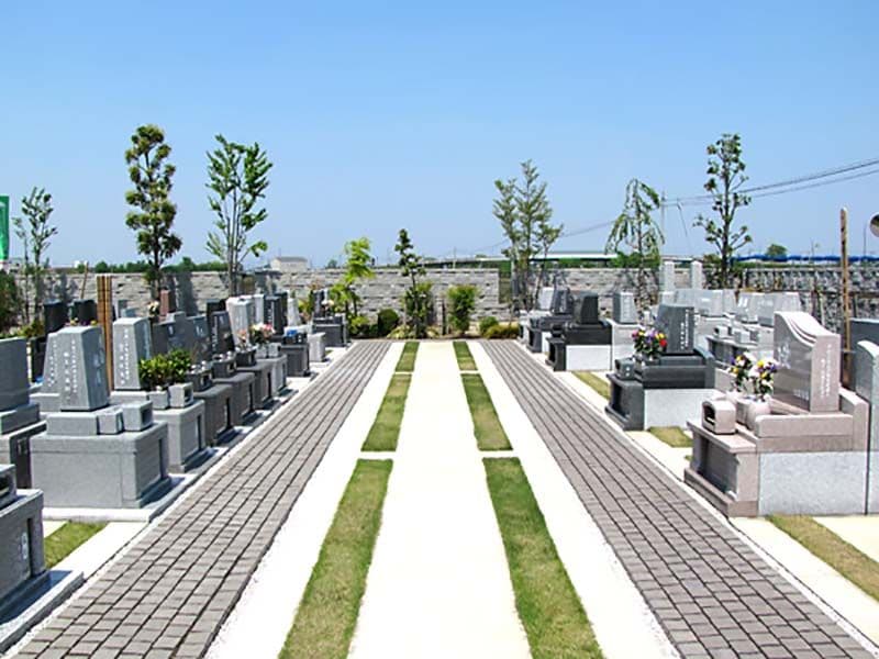 久喜聖地公苑　広い参道