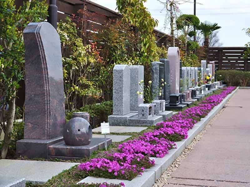 鴻巣霊園　花が添えられた参道
