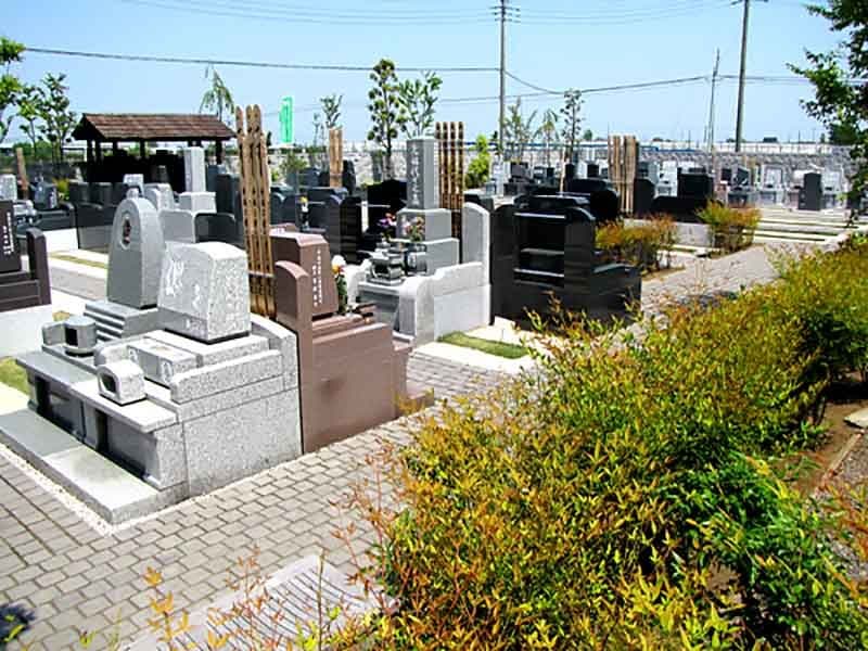 久喜聖地公苑　様々な墓石が並ぶ墓域