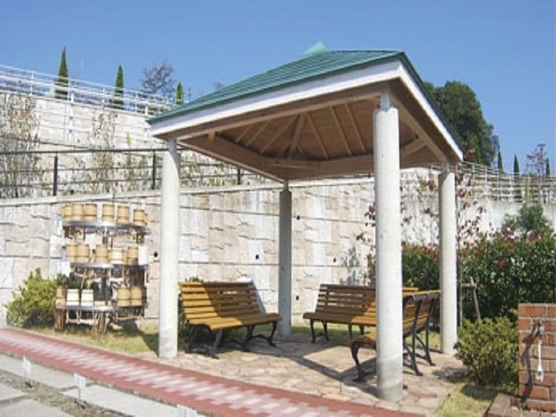サンメモリアル東京　休憩ができる屋根付きのベンチ