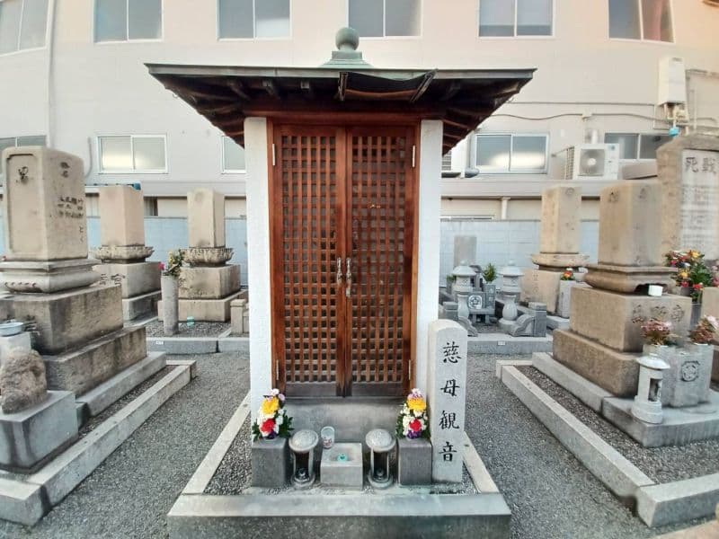 横堤墓地