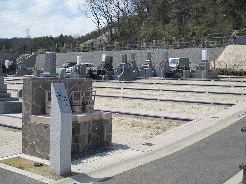 飯盛霊園　区画表札と参拝道具
