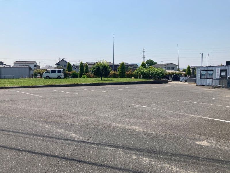 広々とした駐車場を完備。