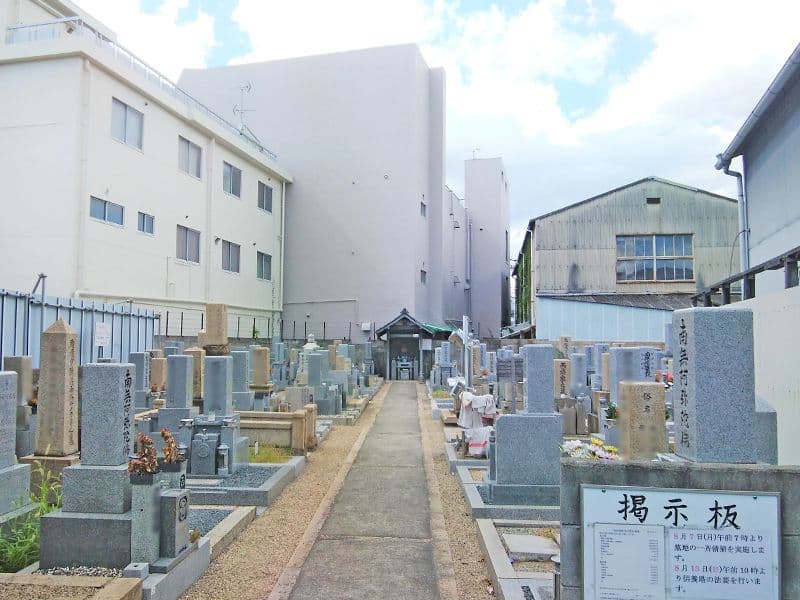 西高井田墓地