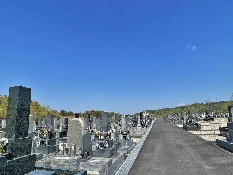 達磨霊園 大きな歩道が舗装された園内
