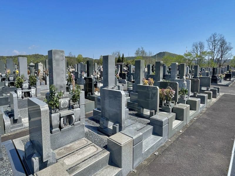 達磨霊園 バリアフリーの歩道の前に並ぶお墓