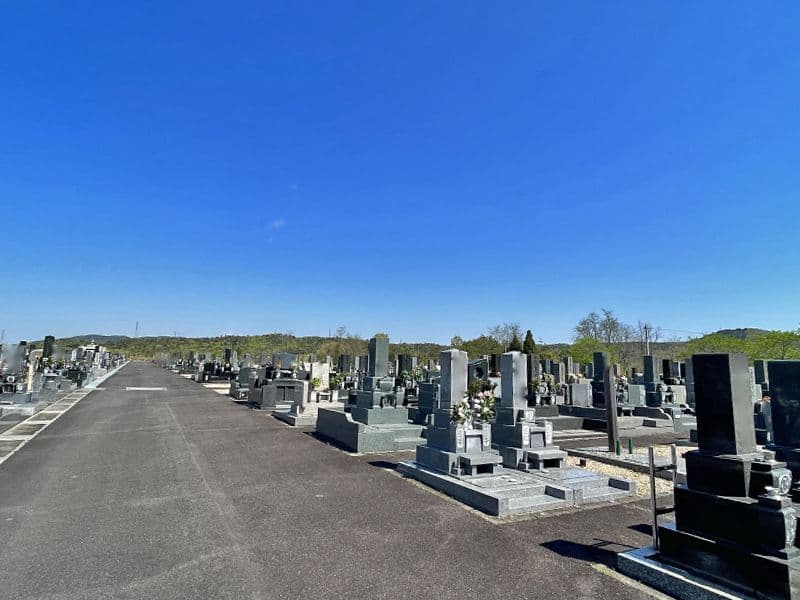 達磨霊園 舗装された広い道と広がる青空