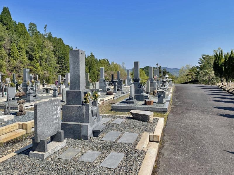 平和霊園 比較的平坦な歩道で作られた園内