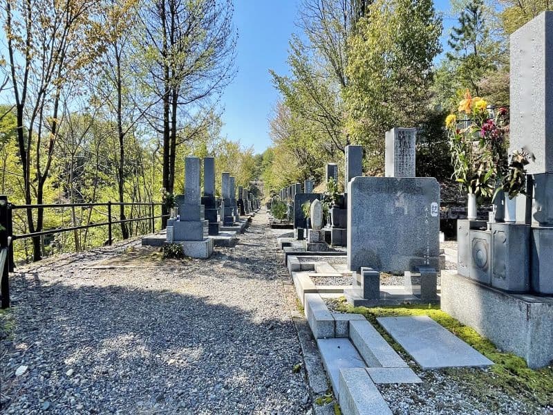 平和霊園 高い木々に囲まれた区画