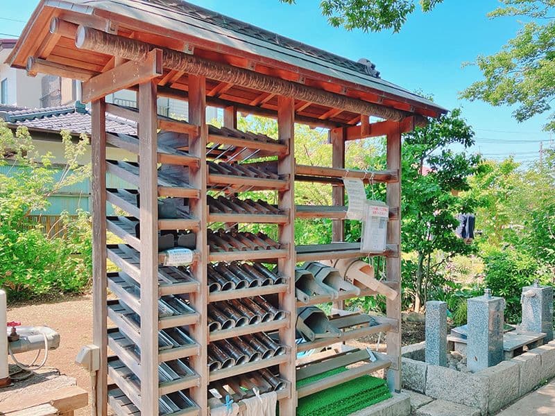 参拝用の花立てと線香皿も用意されています