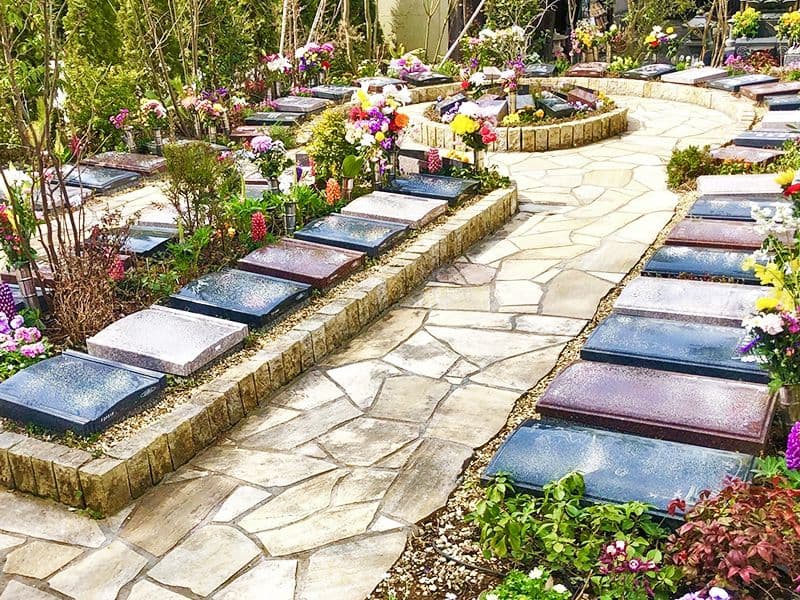 冬でも地植えの花と供花で彩られます