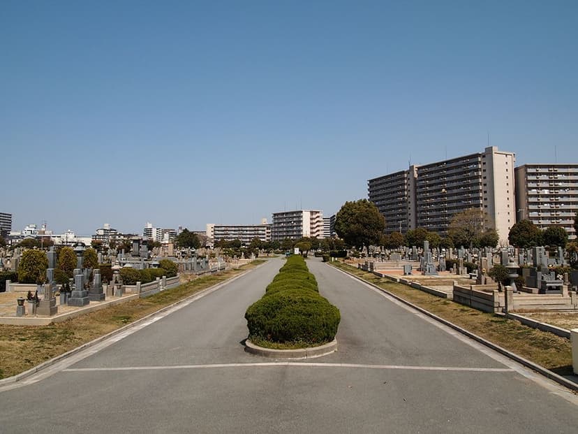 瓜破霊園 平坦で歩きやすい墓域