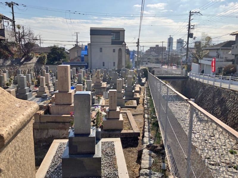 岡本東墓地