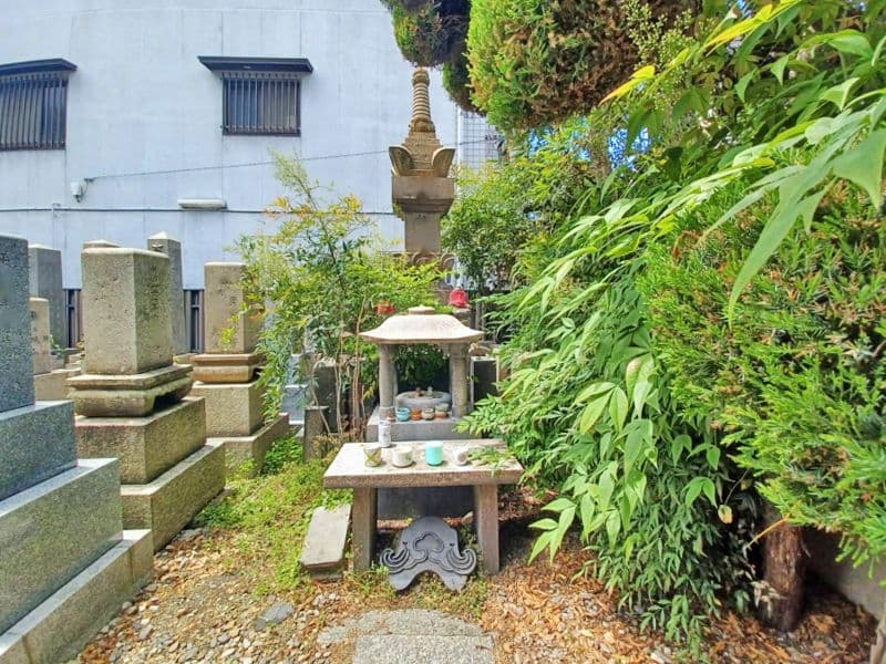 足代墓地