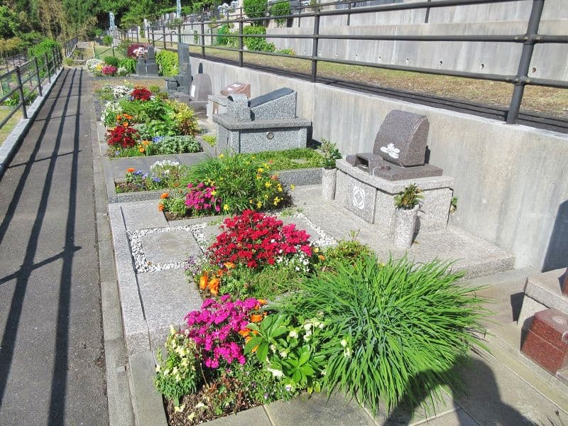 花の墓地になります。四季折々に咲く花たちが、やすらぎの空間を演出します。