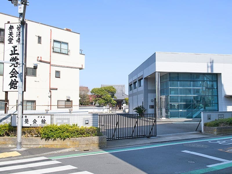 車でお越しの方はこちらの門からお入りください
