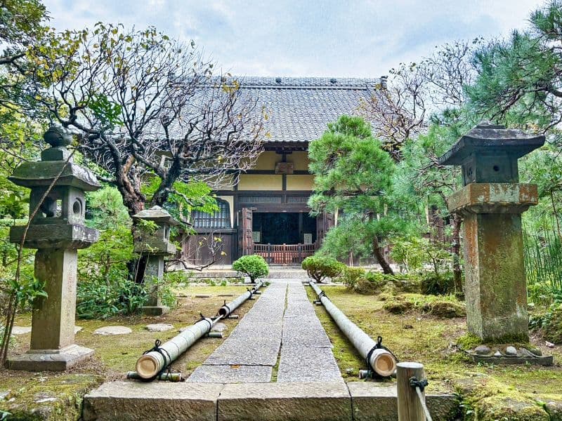 後嵯峨天皇の皇子である高峰顕日（仏国国師）が開山しました。