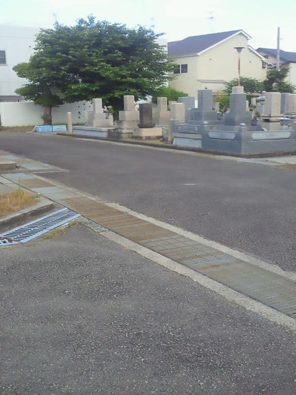 東大阪市営 荒本墓地　住宅街にある墓地