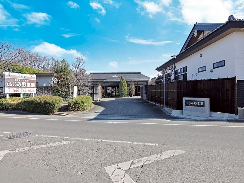 入り口も広く看板も出ているので分かりやすい場所です。